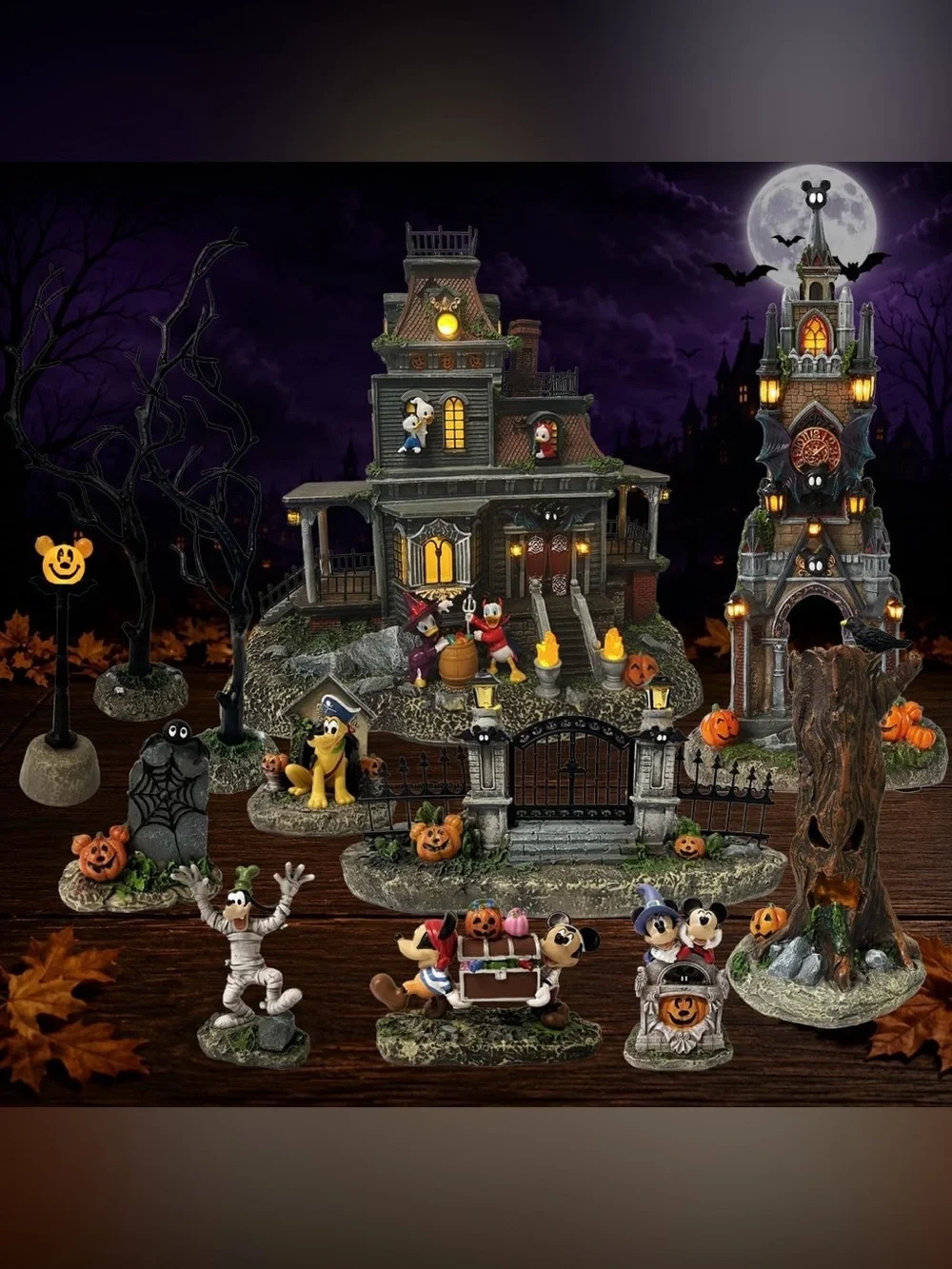 Disney Mickey & friends Halloween Village collection Set 12 pieces.